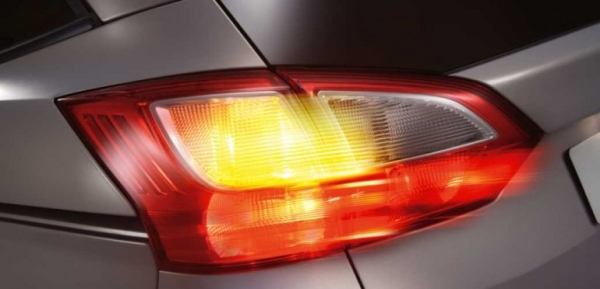 Сколько машина может проехать на аварийке с мигающей лампочкой