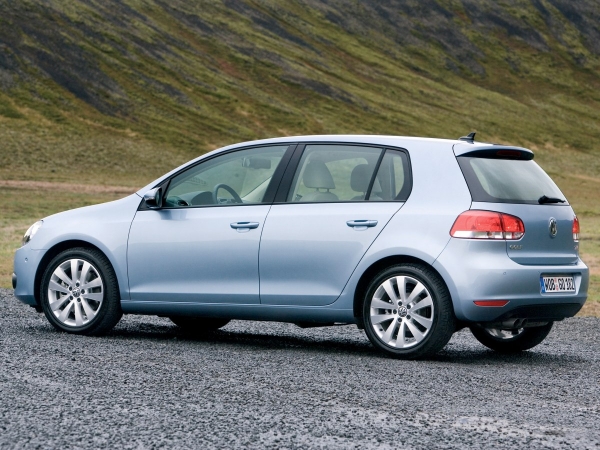 Когда хочется надежную классику и есть только 300 тысяч рублей: VW Golf Ⅴ — динамичный семейный хэтчбек Когда хочется надежную классику и есть только 300 тысяч рублей: VW Golf Ⅴ — динамичный семейный хэтчбек