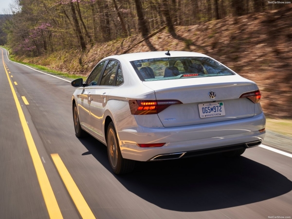 Все дальше от Polo и ближе к Passat: Volkswagen опубликовал характеристики нового Jetta для России