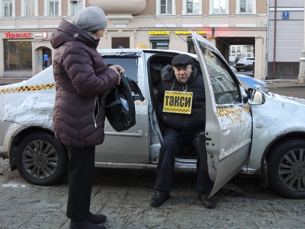 Таксисты Москвы начнут проверять у пассажиров цифровые пропуска