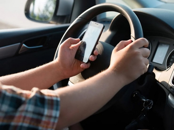 Зачем некоторые водители держат в автомобиле разбитый телефон или планшет