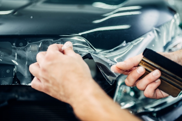 Защита кузова автомобиля полиуретановой пленкой – как и для чего это делают?