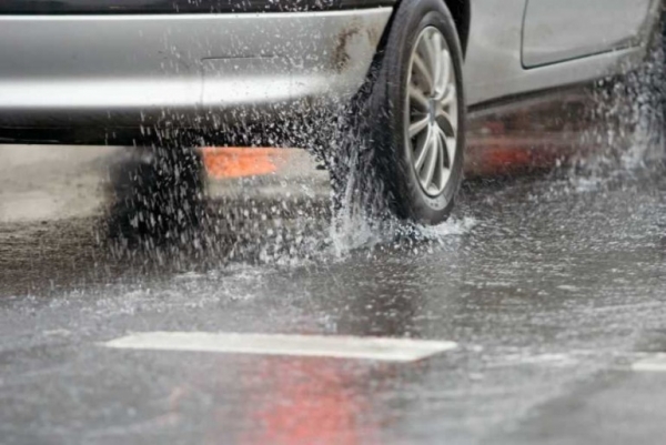 Как не улететь в занос на повороте мокрой дороги