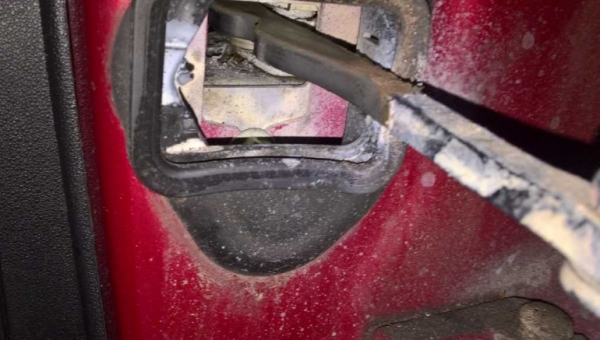 Почему двери машины стали скрипеть и как решить эту проблему