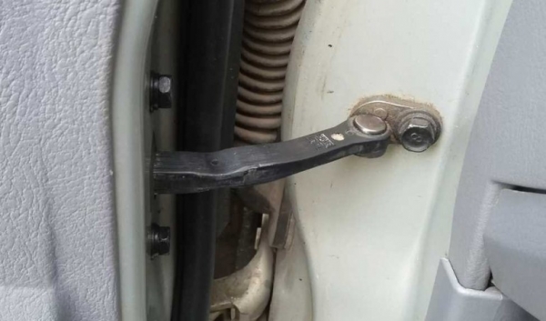Почему двери машины стали скрипеть и как решить эту проблему