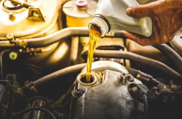 Почему перелив моторного масла вреден для автомобиля