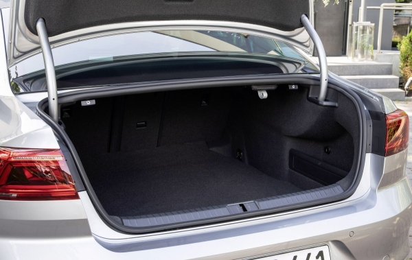 Volkswagen Passat 2021 года — премиальный, но доступный седан с одной из лучших в классе электроникой