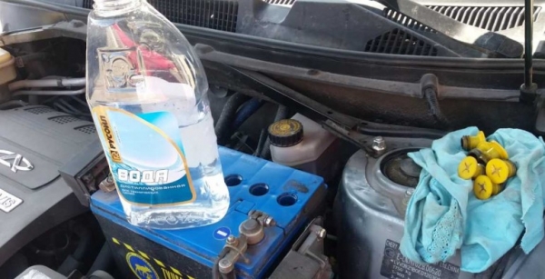 Чем опасна доливка обычной воды в аккумулятор машины?