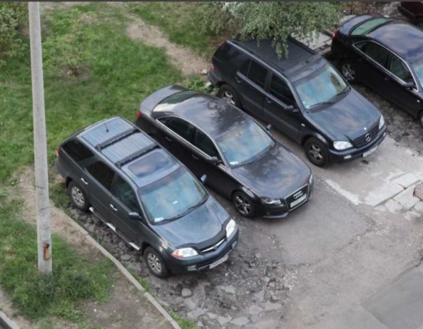 Как парковаться тем, у кого нет гаража, чтобы не настроить против себя всех соседей