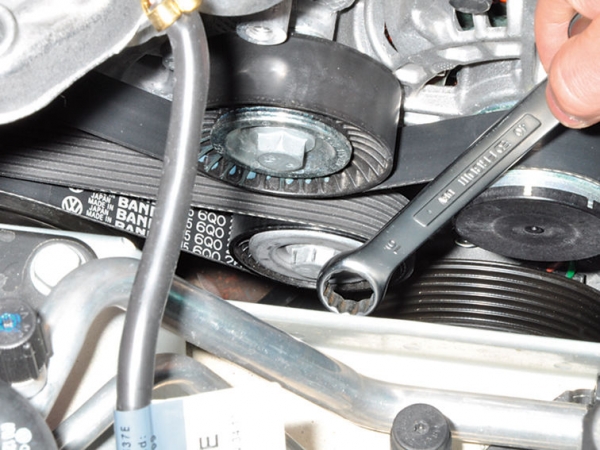Проверка и замена приводного ремня Volkswagen Polo седан