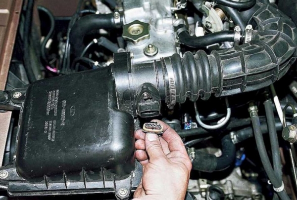 Почему после запуска инжекторного двигателя не стоит давить на газ