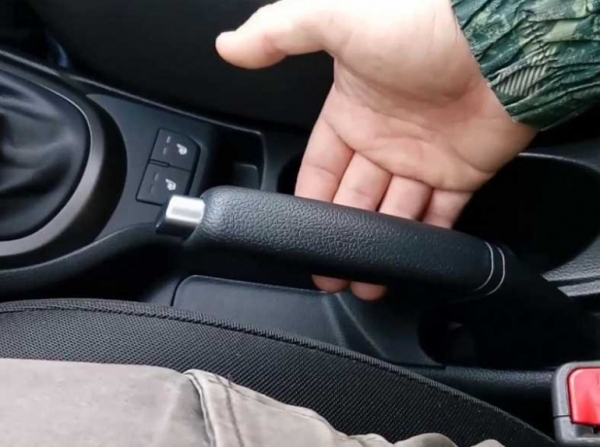 Зачем в автомобиле ставят два ручника?
