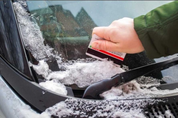 Несколько рекомендаций, как правильно чистить автомобиль от снега и льда