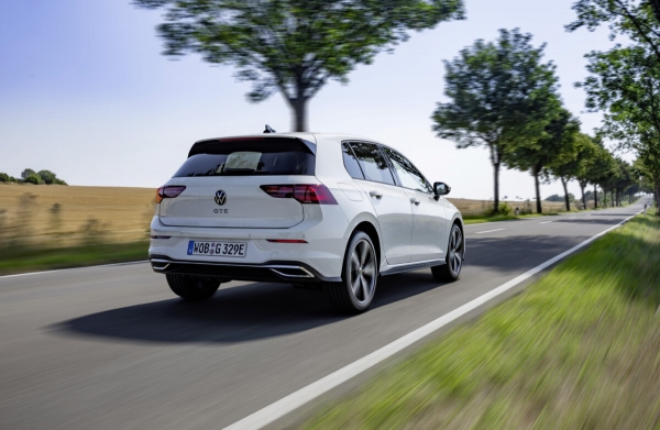 Прямой конкурент Mazda 3 стал стоить, как последний Touareg. Что предлагает новый Volkswagen Golf GTE 2021 года?