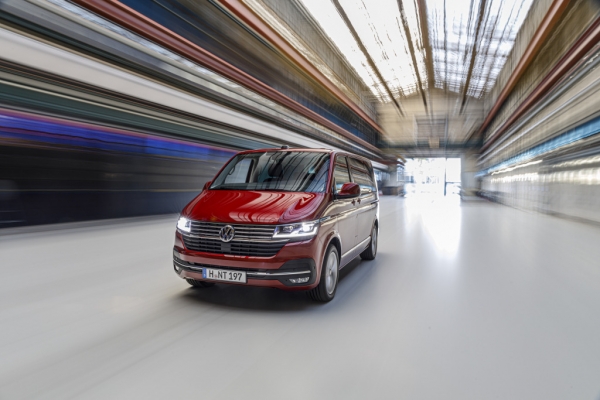 Популярный минивэн Volkswagen перестал быть узнаваемым: у него даже салон от Golf. Опубликованы фото нового Multivan