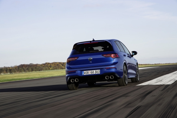 Volkswagen Golf нового поколения становится мощнее BMW 3-Series. Но за это придется доплатить
