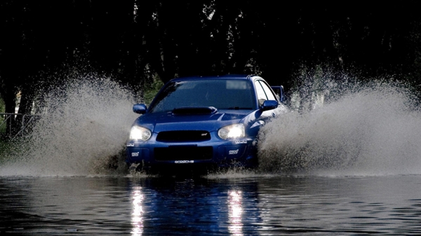 Водителям в России рассказали, как спасти автомобиль от последствий потопа