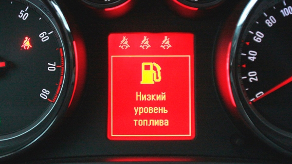 Водителям в России объяснили, почему не нужно ездить на автомобиле с пустым топливным баком