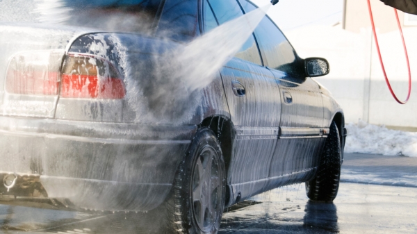 Автолюбителям в РФ объяснили, как правильно мыть автомобиль в 2021 году