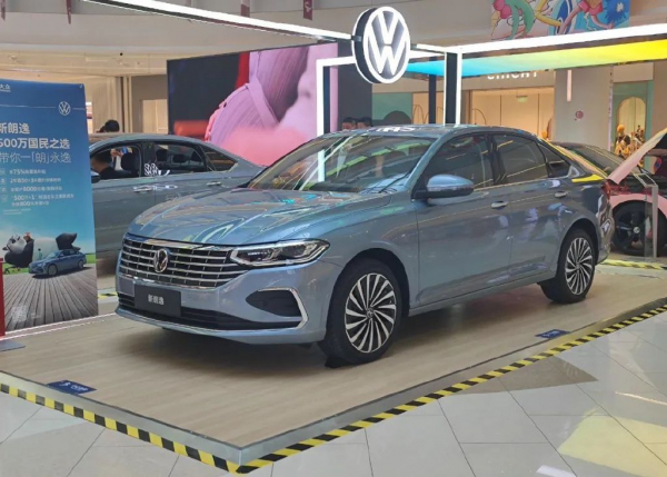 На специальном мероприятии был показан обновленный седан Volkswagen Lavida за 1 млн рублей: «живые» фото
