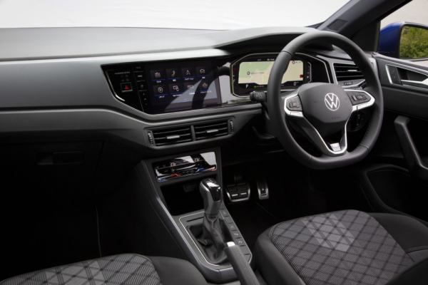 В Японии вышел обновленный Volkswagen Polo: автомобиль получил новую оптику и стал безопаснее