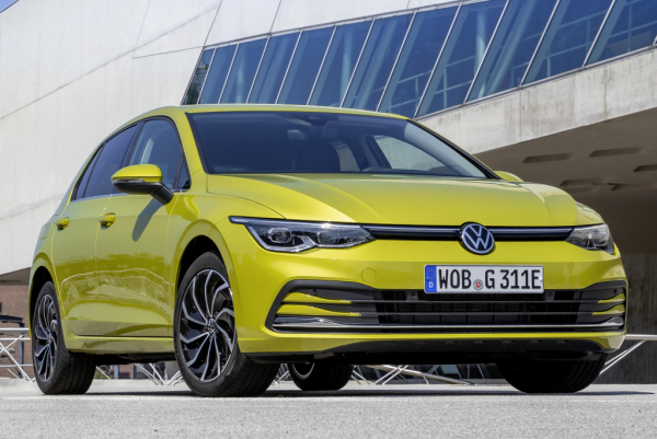 Показана серийная версия обновлённого Volkswagen Golf: хэтчбек получит много изменений в дизайне и салоне