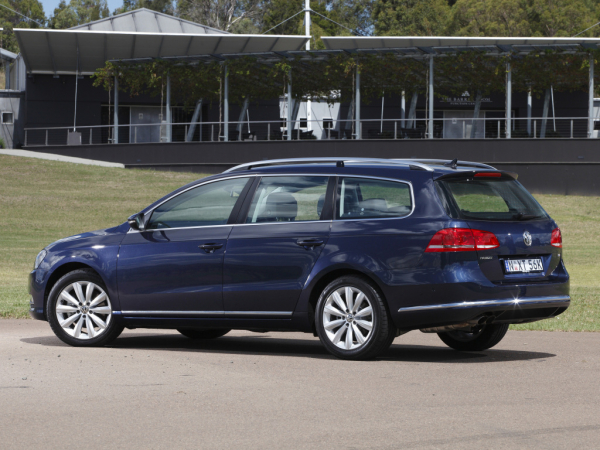 На фото показан серийный Volkswagen Passat Variant 2024: универсал станет больше и современнее