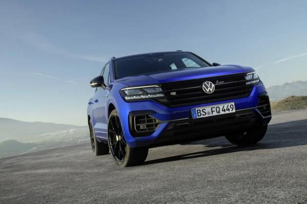 Volkswagen раскрывает на первых фото обновленный Touareg незадолго до официальной презентации