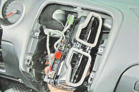 Замена выключателей аварийной сигнализации, обогрева передних сидений и заднего стекла3