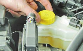 Проверка уровня и доливка тормозной жидкости в бачок гидроприводов тормозной системы и включения сцепления4