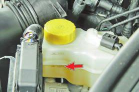 Проверка уровня и доливка тормозной жидкости в бачок гидроприводов тормозной системы и включения сцепления1
